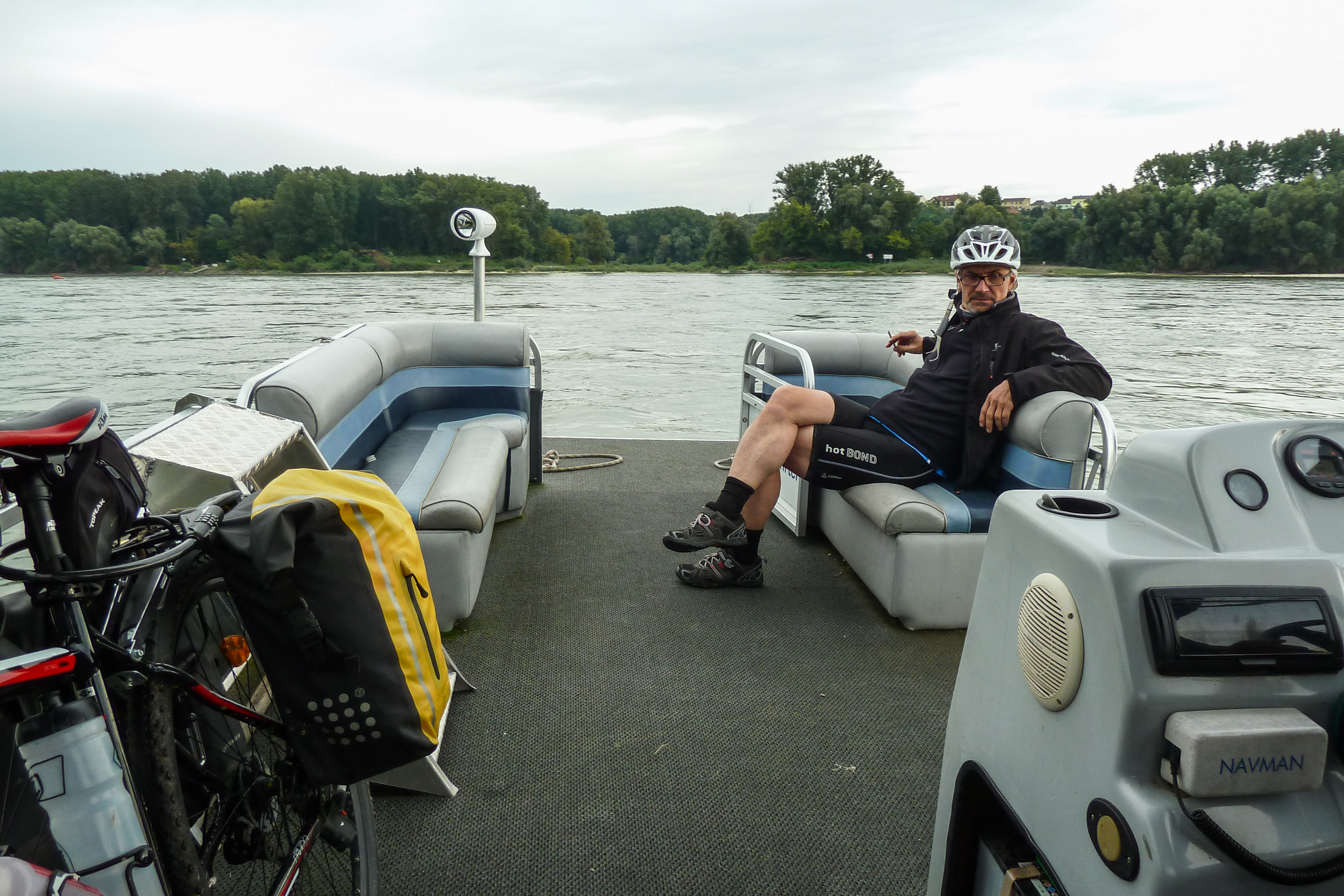 Mit dem Boot über die Donau – die Räder an Bord